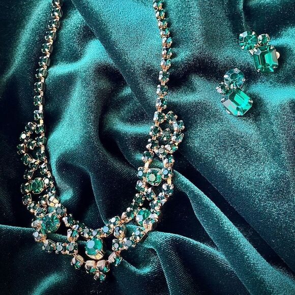 ♥️ Emerald green rhinestone necklace, earrings parure set 1950s PRICE FI… - Picture 10 of 15